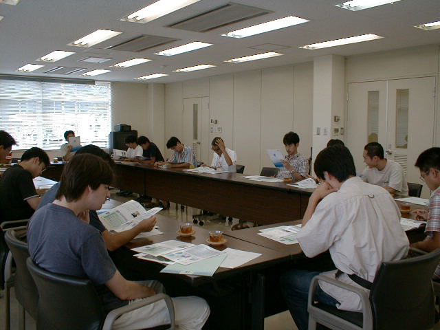 �^���̐ȂŔ����V���c�𒅂Ă��������삳��ł��B