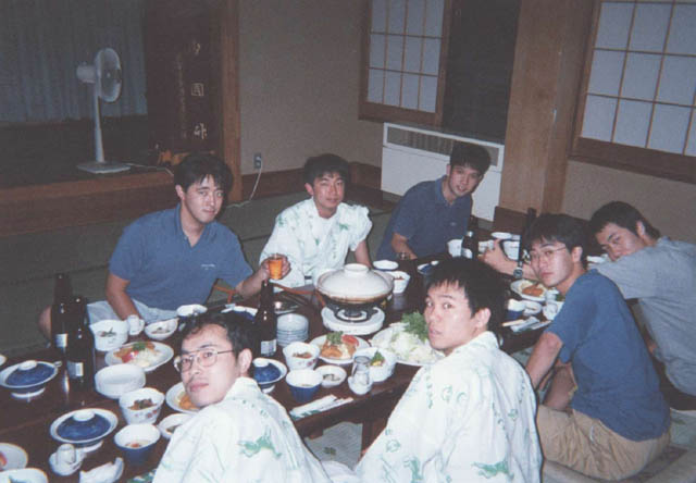 ��Ȃ񂩏��߂ĐH�ׂ���B